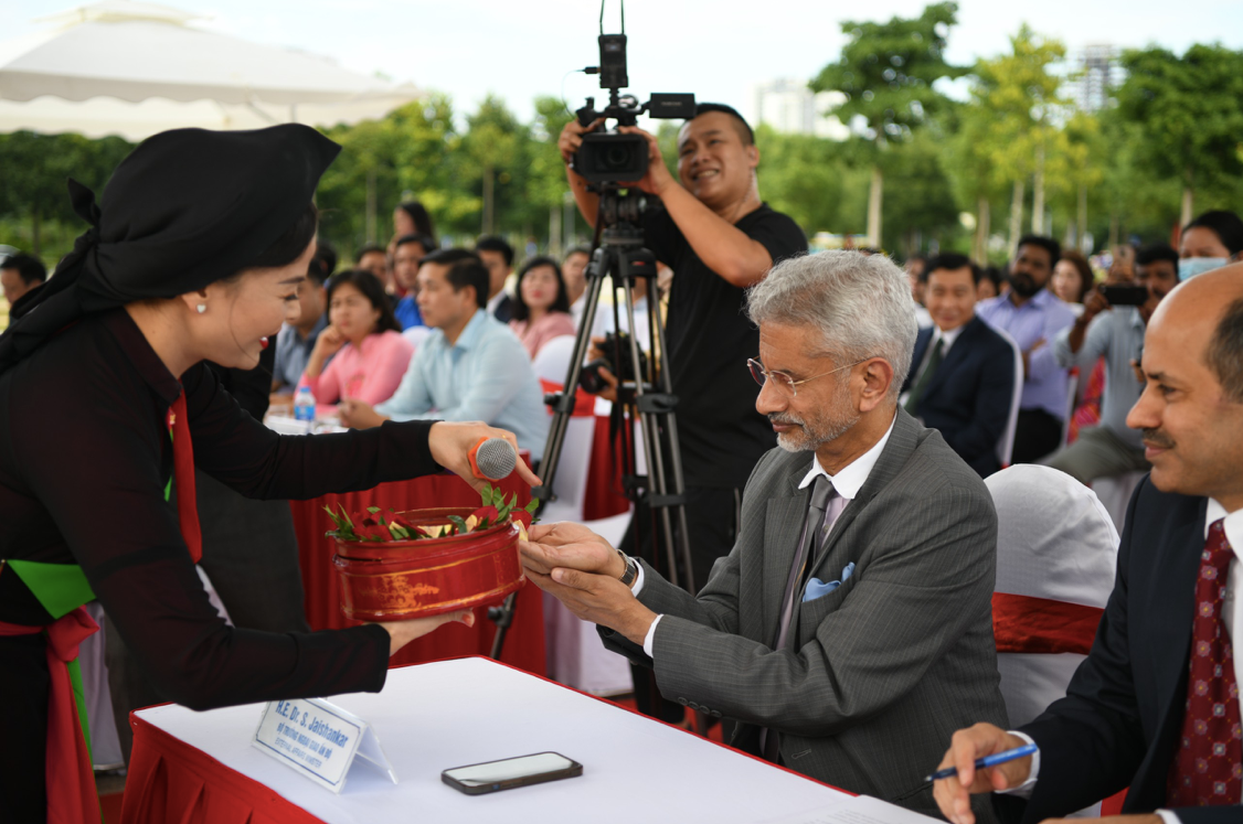 Bộ trưởng Ngoại giao Ấn Độ được mời trầu khi nghe biểu diễn dân ca quan họ Bắc Ninh tại lễ khánh thành. (Ảnh: Như Ý) Bộ trưởng Ngoại giao Ấn Độ được mời trầu khi nghe biểu diễn dân ca quan họ Bắc Ninh tại lễ khánh thành. (Ảnh: Như Ý)