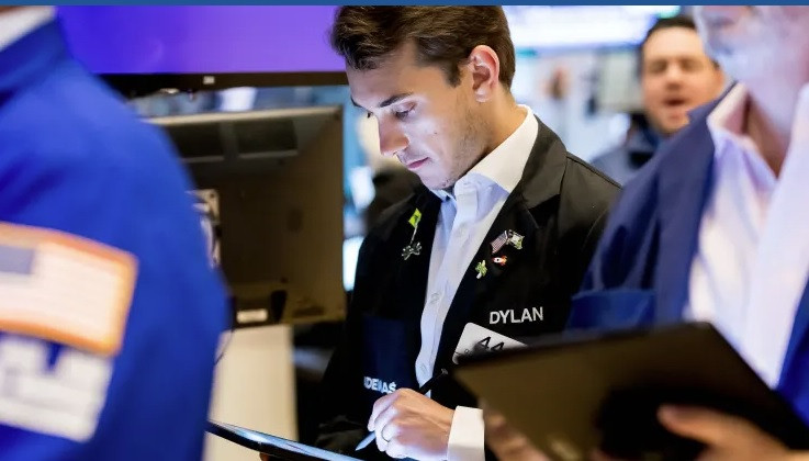 Nhà đầu tư trên sàn chứng khoán New York ngày 23/8. (Ảnh: NYSE) Nhà đầu tư trên sàn chứng khoán New York ngày 23/8. (Ảnh: NYSE)