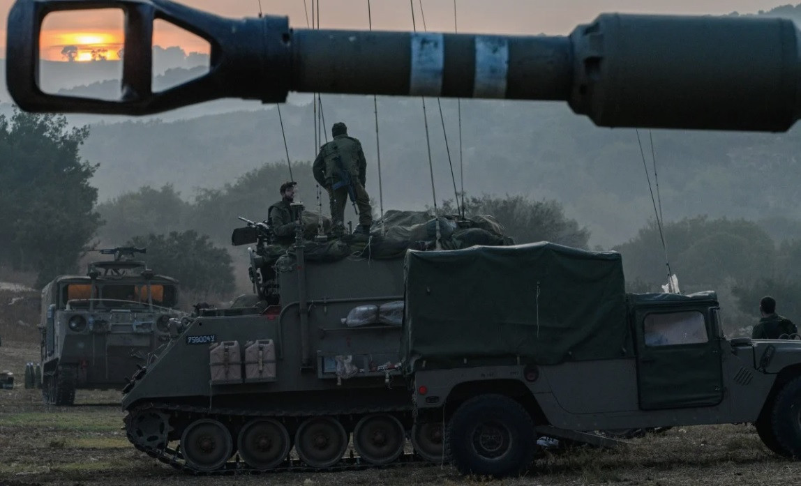 Xe quân sự của Israel ở khu vực miền bắc gần biên giới Li-băng ngày 8/10. (Ảnh: Xinhua)