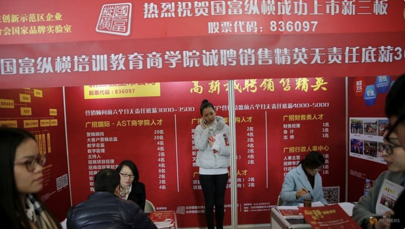 Một quầy trong hội chợ việc làm ở Bắc Kinh năm 2016. (Ảnh: Reuters) Một quầy trong hội chợ việc làm ở Bắc Kinh năm 2016. (Ảnh: Reuters)