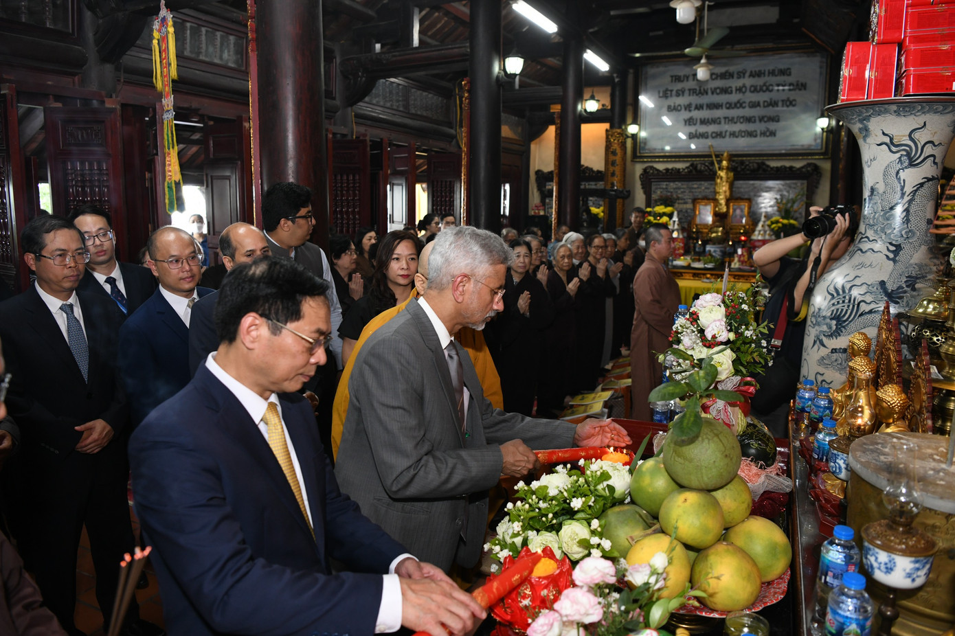 Hai Bộ trưởng làm lễ thắp hương tại chùa Trấn Quốc đúng ngày mùng 1/9 âm lịch. (Ảnh: Như Ý)
