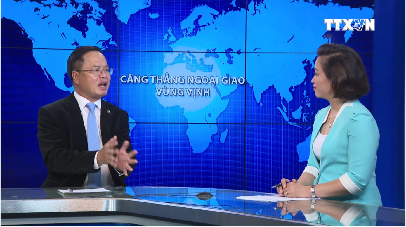 Chuyên gia bình luận quốc tế Phạm Phú Phúc (trái). (Ảnh: TTXVN) Chuyên gia bình luận quốc tế Phạm Phú Phúc (trái). (Ảnh: TTXVN)