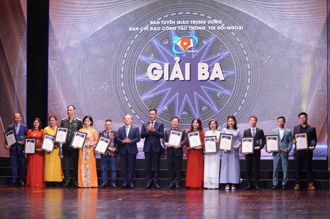 Trao giải các tác giả đạt giải Ba. (Ảnh: Tuấn Việt) Trao giải các tác giả đạt giải Ba. (Ảnh: Tuấn Việt)