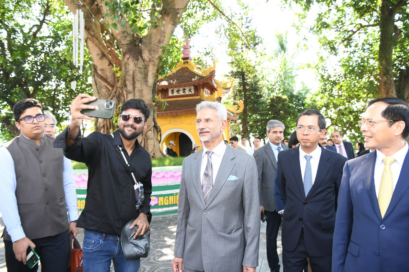 Hai Bộ trưởng tham quan sân sau của chùa Trấn Quốc. (Ảnh: Như Ý)