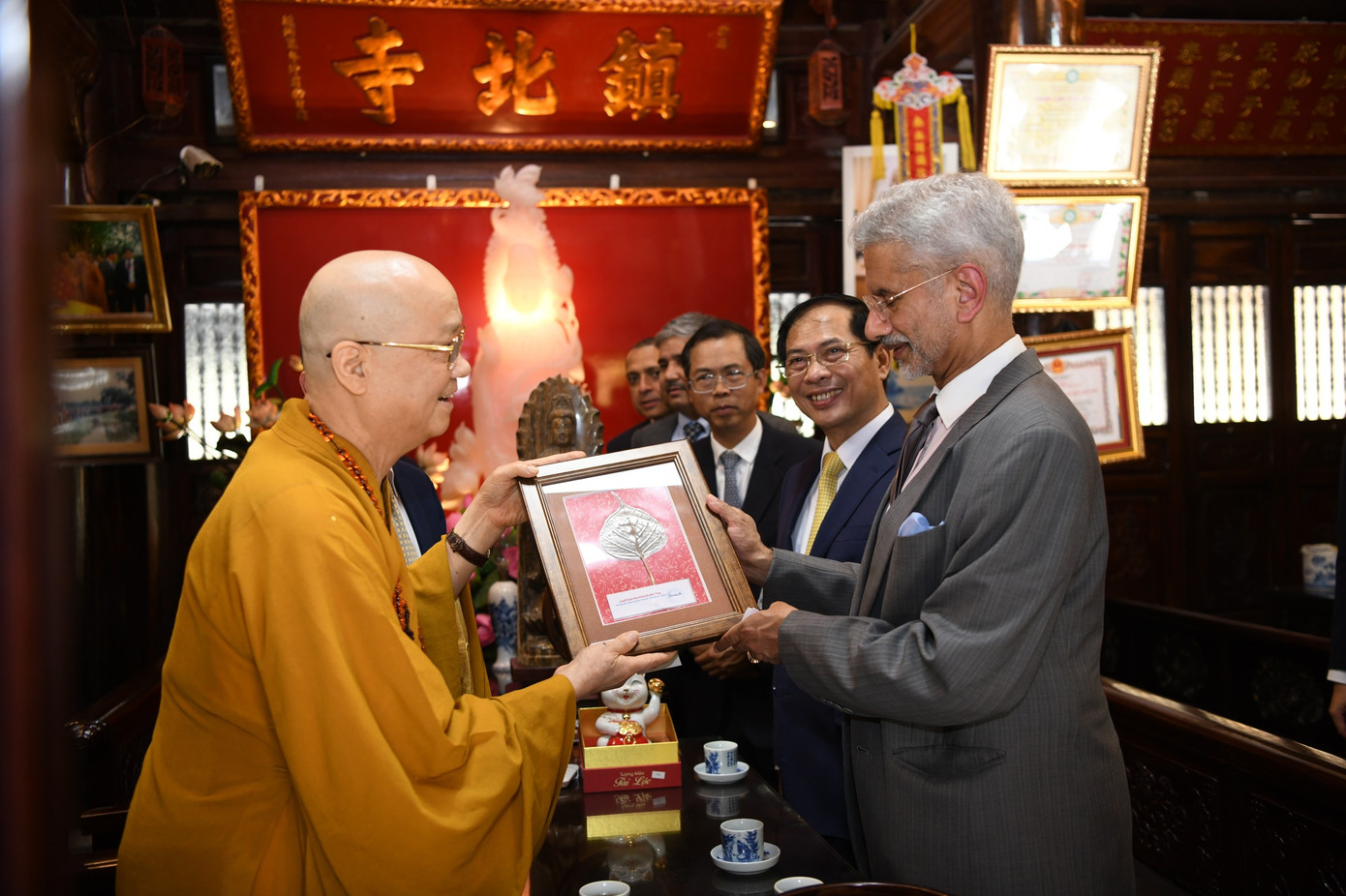 Bộ trưởng Ngoại giao Ấn Độ Subhrahmanyam Jaishankar tặng lá bồ đề cho chùa Trấn Quốc. (Ảnh: Như Ý)