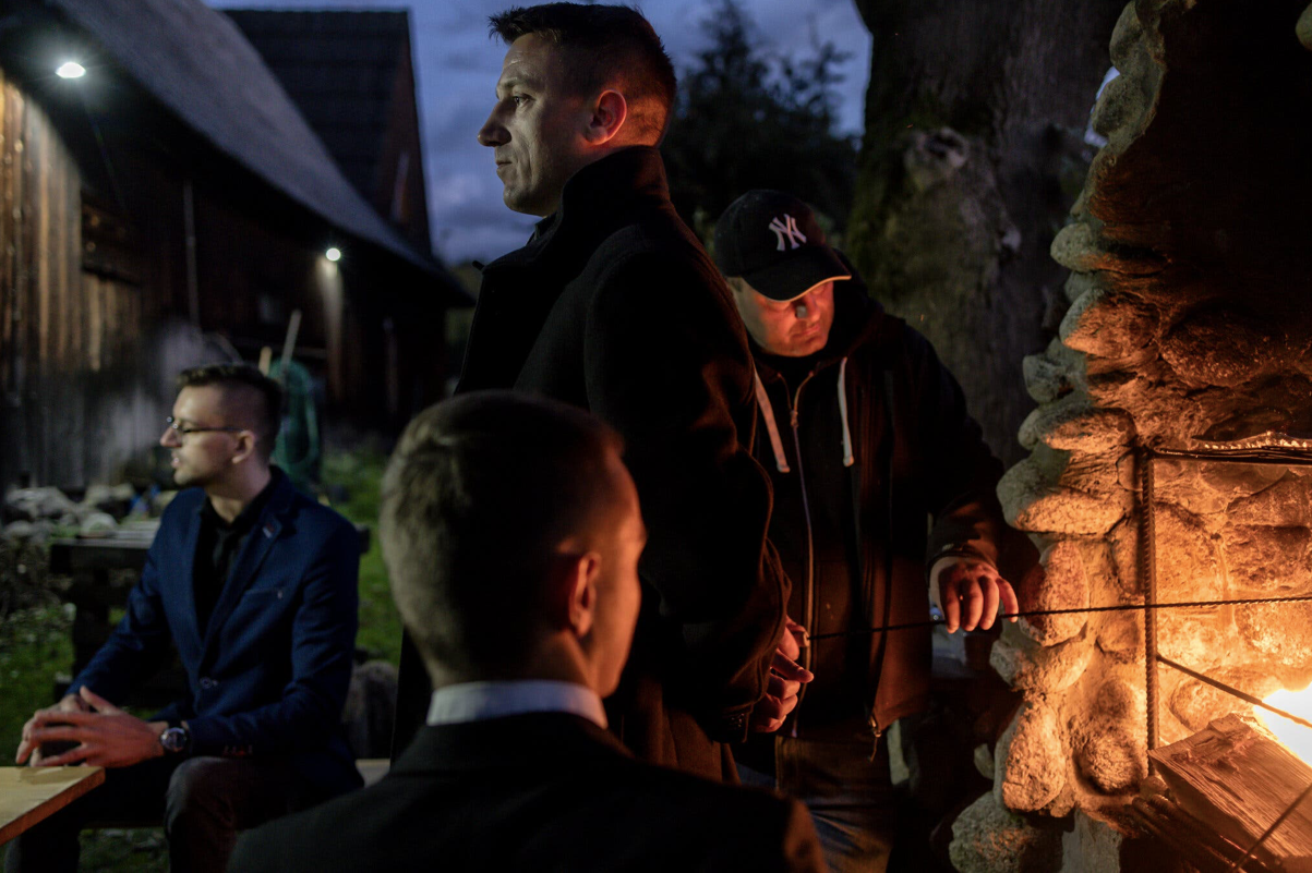 Ryszard Wilk (giữa) trong bữa tiệc nướng trước bầu cử với những người ủng hộ ở Zakopane, Ba Lan. (Ảnh: NYT)