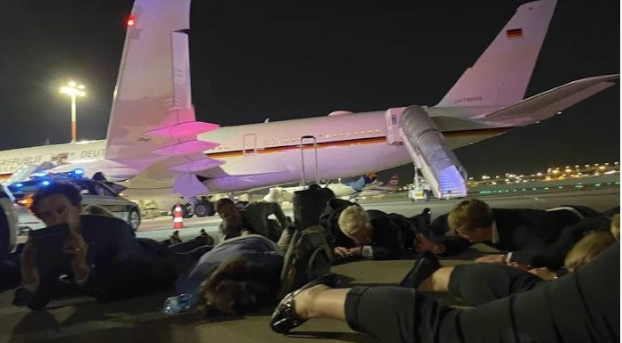 Đoàn tháp tùng Thủ tướng Đức Olaf Scholz nằm rạp xuống đường băng để tránh tác động của tên lửa. (Ảnh: Bild) Đoàn tháp tùng Thủ tướng Đức Olaf Scholz nằm rạp xuống đường băng để tránh tác động của tên lửa. (Ảnh: Bild)