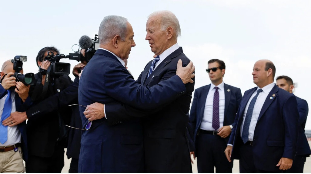 Thủ tướng Israel Benjamin Netanyahu đón Tổng thống Mỹ Joe Biden tại sân bay ngày 18/10. (Ảnh: CNN) Thủ tướng Israel Benjamin Netanyahu đón Tổng thống Mỹ Joe Biden tại sân bay ngày 18/10. (Ảnh: CNN)