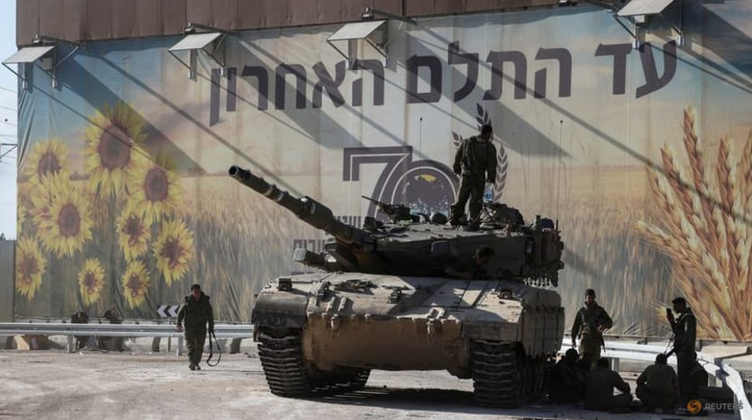 Binh lính Israel tập trung trên và xung quanh một chiếc xe tăng gần biên giới giữa Israel với Dải Gaza ngày 15/10. (Ảnh: Reuters) Binh lính Israel tập trung trên và xung quanh một chiếc xe tăng gần biên giới giữa Israel với Dải Gaza ngày 15/10. (Ảnh: Reuters)