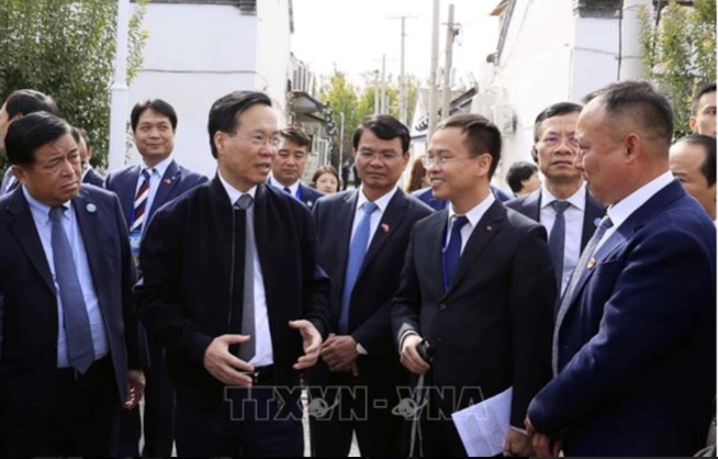 Chủ tịch nước Võ Văn Thưởng thăm điển hình về xây dựng nông thôn mới của Trung Quốc ở Bắc Kinh. (Ảnh: TTXVN)