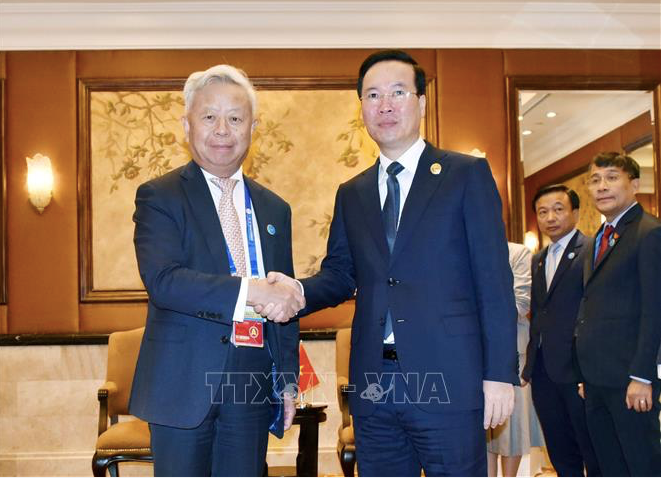 Chủ tịch nước Võ Văn Thưởng tiếp Chủ tịch AIIB Kim Lập Quần. (Ảnh: TTXVN)