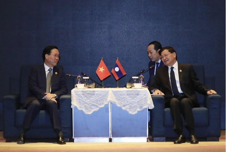 Chủ tịch nước Võ Văn Thưởng gặp Tổng Bí thư - Chủ tịch nước Lào Thongloun Sisoulith ngày 19/10 tại Bắc Kinh. (Ảnh: TTXVN)