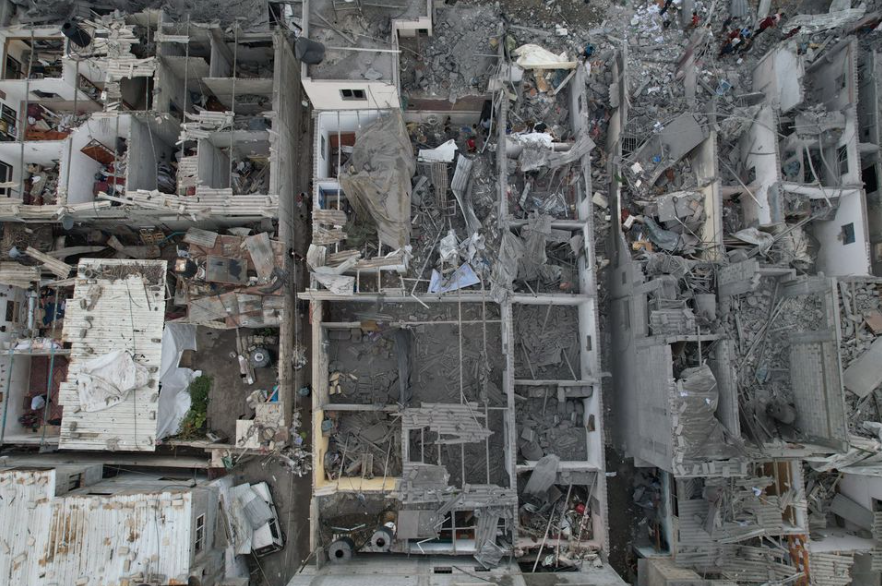 Những toà nhà ở Dải Gaza bị tàn phá vì bom của Israel. (Ảnh: Reuters)