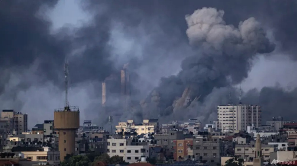 Khói đặc bay lên ở Dải Gaza sau đợt ném bom của Israel ngày 11/10. (Ảnh: AP)