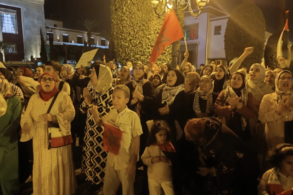 Hàng trăm người tập trung ở thành phố Rabat của Ma-rốc để lên án vụ đánh bom bệnh viện. (Ảnh: Anadolu) Hàng trăm người tập trung ở thành phố Rabat của Ma-rốc để lên án vụ đánh bom bệnh viện. (Ảnh: Anadolu)