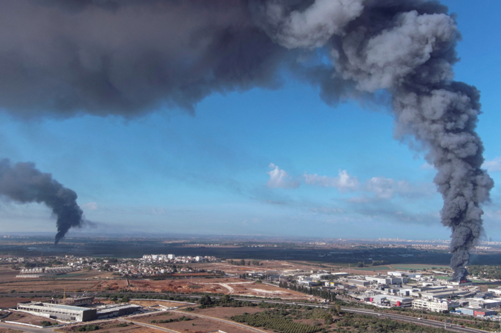 Khói bốc lên ở khu vực Rehovot khi tên lửa được phóng từ Dải Gaza ngày 7/10. (Ảnh: Reuters)
