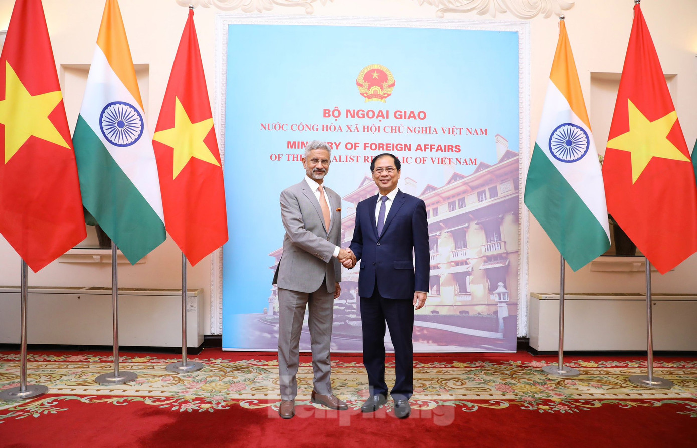 Hai Bộ trưởng chụp ảnh chung trước khi chủ trì kỳ họp Ủy ban Hỗn hợp Việt Nam - Ấn Độ ngày 16/10. (Ảnh: Như Ý) Hai Bộ trưởng chụp ảnh chung trước khi chủ trì kỳ họp Ủy ban Hỗn hợp Việt Nam - Ấn Độ ngày 16/10. (Ảnh: Như Ý)