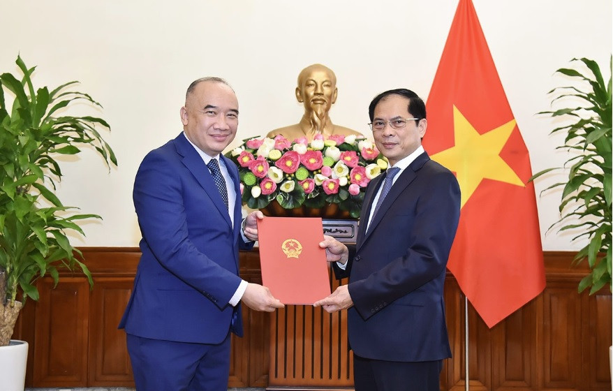 Bộ trưởng Ngoại giao Bùi Thanh Sơn trao quyết định cho ông Nguyễn Mạnh Đông. (Ảnh: Baoquocte) Bộ trưởng Ngoại giao Bùi Thanh Sơn trao quyết định cho ông Nguyễn Mạnh Đông. (Ảnh: Baoquocte)