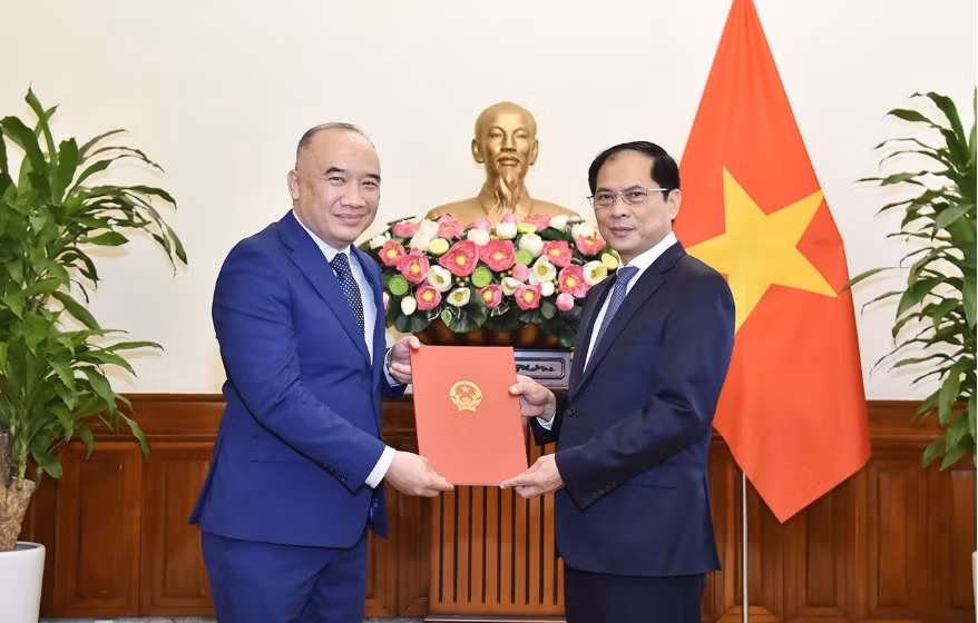 Bộ trưởng Ngoại giao Bùi Thanh Sơn trao quyết định cho ông Nguyễn Mạnh Đông. (Ảnh: Baoquocte)