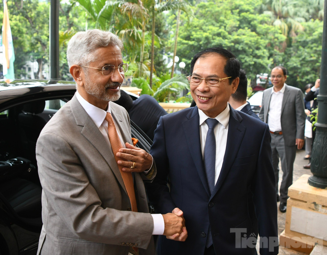 Bộ trưởng Ngoại giao Bùi Thanh Sơn đón người đồng cấp Ấn Độ S. Jaishankar trước khi đồng chủ trì kỳ họp của Ủy ban Hỗn hợp Việt Nam - Ấn Độ ngày 16/10. (Ảnh: Như Ý) Bộ trưởng Ngoại giao Bùi Thanh Sơn đón người đồng cấp Ấn Độ S. Jaishankar trước khi đồng chủ trì kỳ họp của Ủy ban Hỗn hợp Việt Nam - Ấn Độ ngày 16/10. (Ảnh: Như Ý)