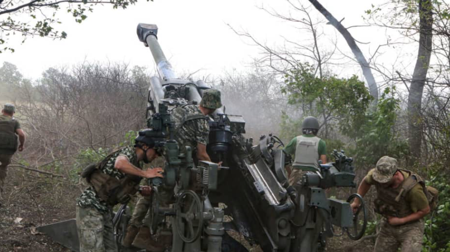 Lính Ukraine bắn pháo M777 ở vùng Kharkov, đông bắc Ukraine. (Ảnh: Getty)