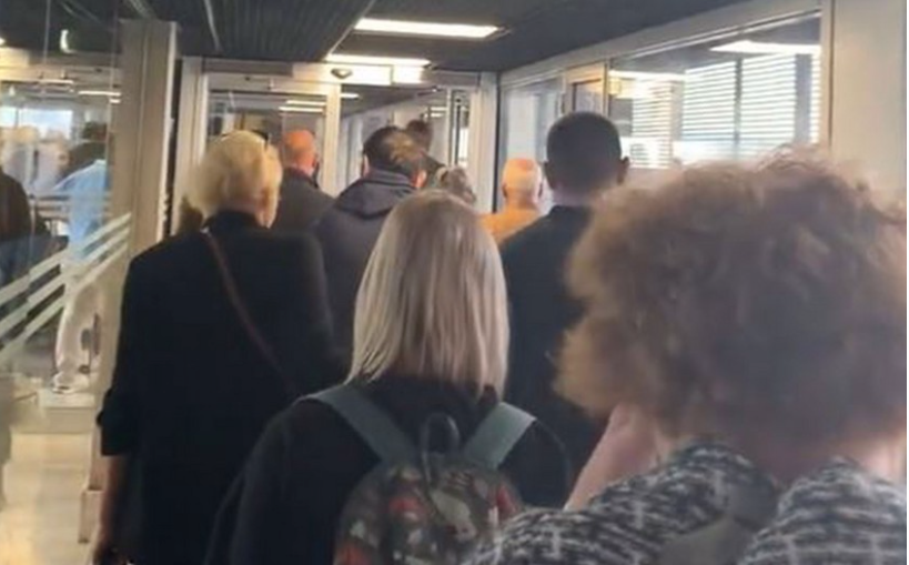 Nhiều sân bay của Pháp phải sơ tán trong ngày 18/10. (Ảnh: France24)