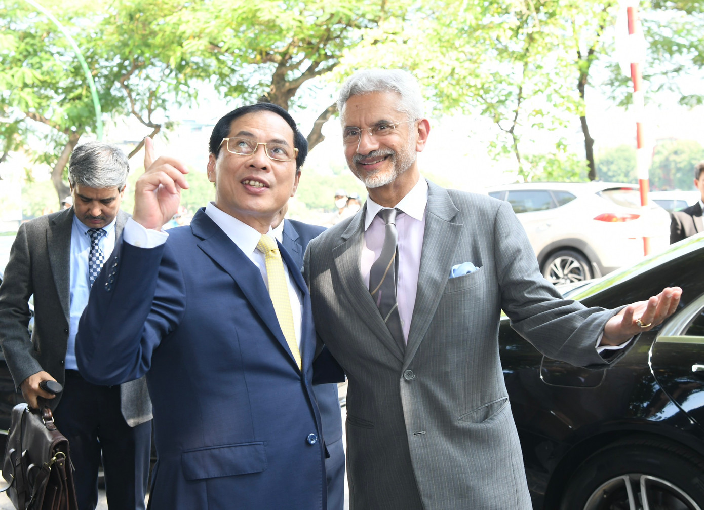 Hai Bộ trưởng Ngoại giao đến thăm chùa Trấn Quốc, ngôi chùa có lịch sử gần 1.500 năm. (Ảnh: Như Ý)