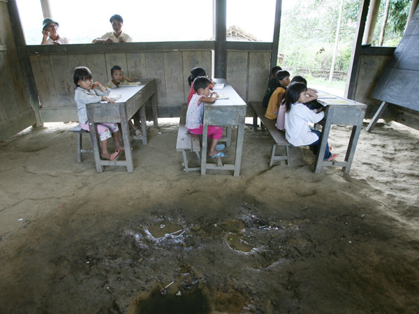 Trong lớp học tranh tre nứa lá, cô trò vẫn miệt mài bài giảng