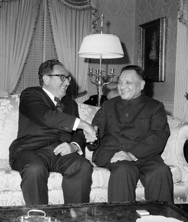 Henry Kissinger (trái) và Đặng Tiểu Bình. Ảnh: thechinabeat.org