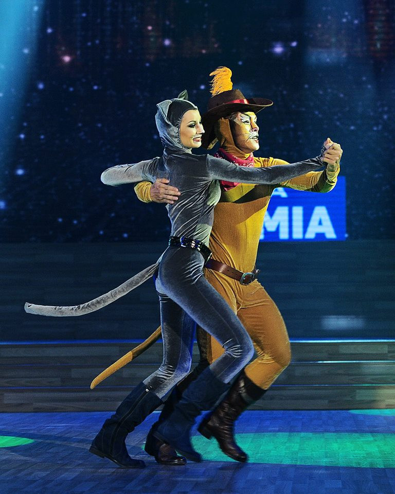 Hòa Hiệp và bạn diễn trong liveshow 6 tối 27-4