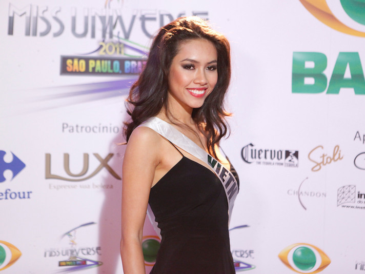 Hoàng My quyến rũ khi đi dự tiệc tối