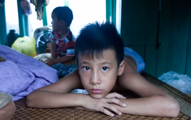 Cậu bé tên Nam (9 tuổi) và em trai (5 tuổi) coi chiếc tàu đánh cá nhà mình như một ngôi nhà. Hai bé quê ở Kiến An (Hải Phòng)