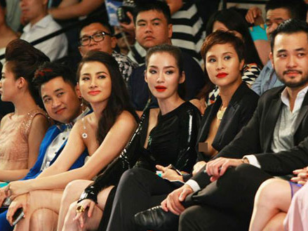 Phương Mai lộ ngực trên hàng ghế khán giả