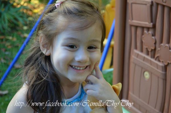 Cô bé còn được mẹ tạo fanpage và liên tục cập nhật thông tin, hình ảnh. Có rất nhiều bạn trẻ hâm mộ cô bé lai này bởi vẻ ngoài dễ thương và trình độ nói tiếng Việt siêu đẳng