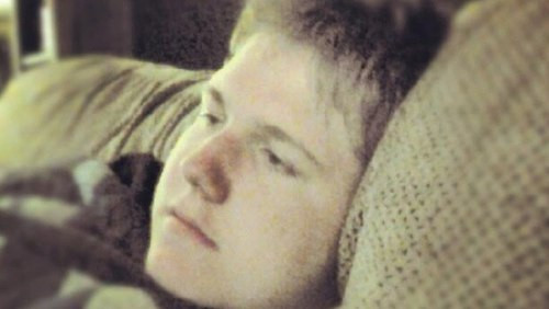 Justine Carter, 19 tuổi sống tại Mỹ, bị tống giam vì bị một người dùng hiểu nhầm câu đùa 