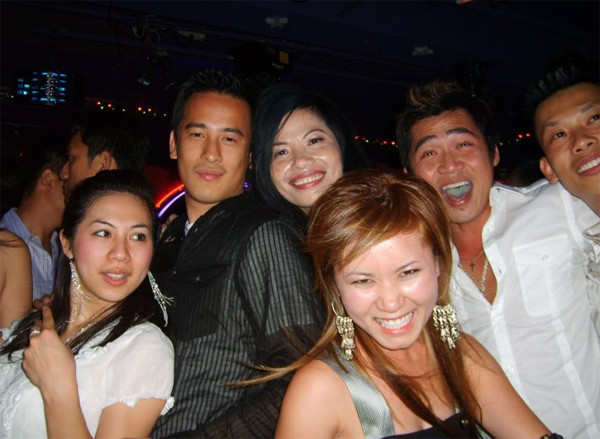 Hình ảnh bà xã anh Bo vui vẻ 