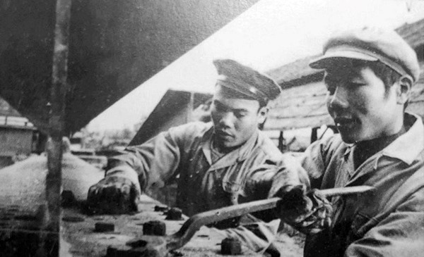 Công nhân CIENCO4 thi công trong thời kỳ chiến tranh chống Mỹ Công nhân CIENCO4 thi công trong thời kỳ chiến tranh chống Mỹ