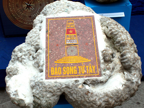 Đá chủ quyền Song Tử Tây do Hải quân vùng 4 trao tặng được trưng bày tại ngày hội. Đá chủ quyền Song Tử Tây do Hải quân vùng 4 trao tặng được trưng bày tại ngày hội