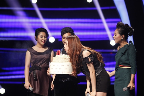 Hương Giang mừng sinh nhật ngay trên sân khấu chung kết 7 Vietnam Idol 2012