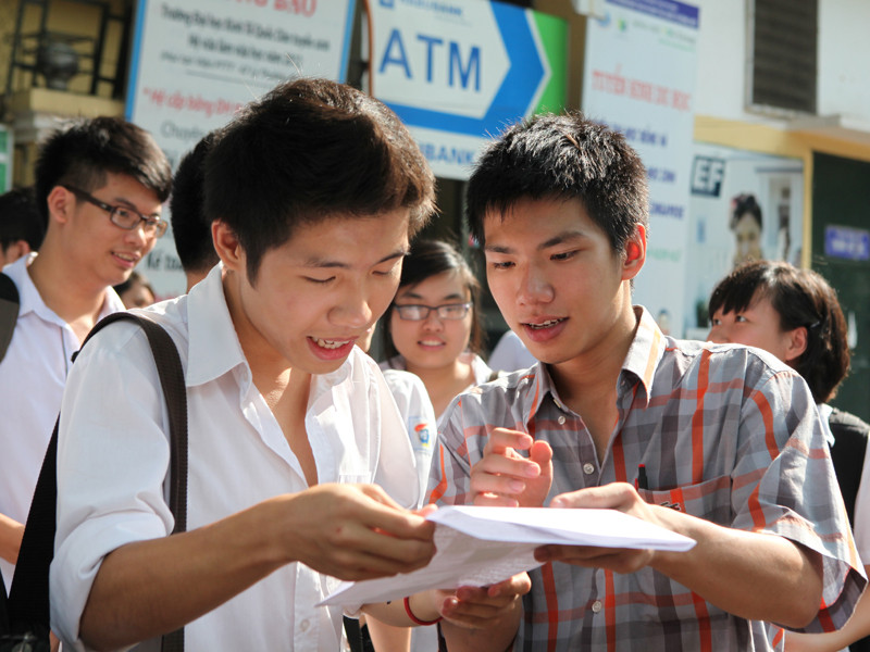 Thí sinh xem lại bài thi sau khi kết thúc giờ làm bài chiều 4-6. Ảnh: Minh Đức. Thí sinh xem lại bài thi sau khi kết thúc giờ làm bài chiều 4-6. Ảnh: Minh Đức