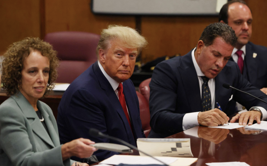 Cựu Tổng thống Donald Trump ngồi cạnh các luật sư trước toà. (Ảnh: AP) Cựu Tổng thống Donald Trump ngồi cạnh các luật sư trước toà. (Ảnh: AP)