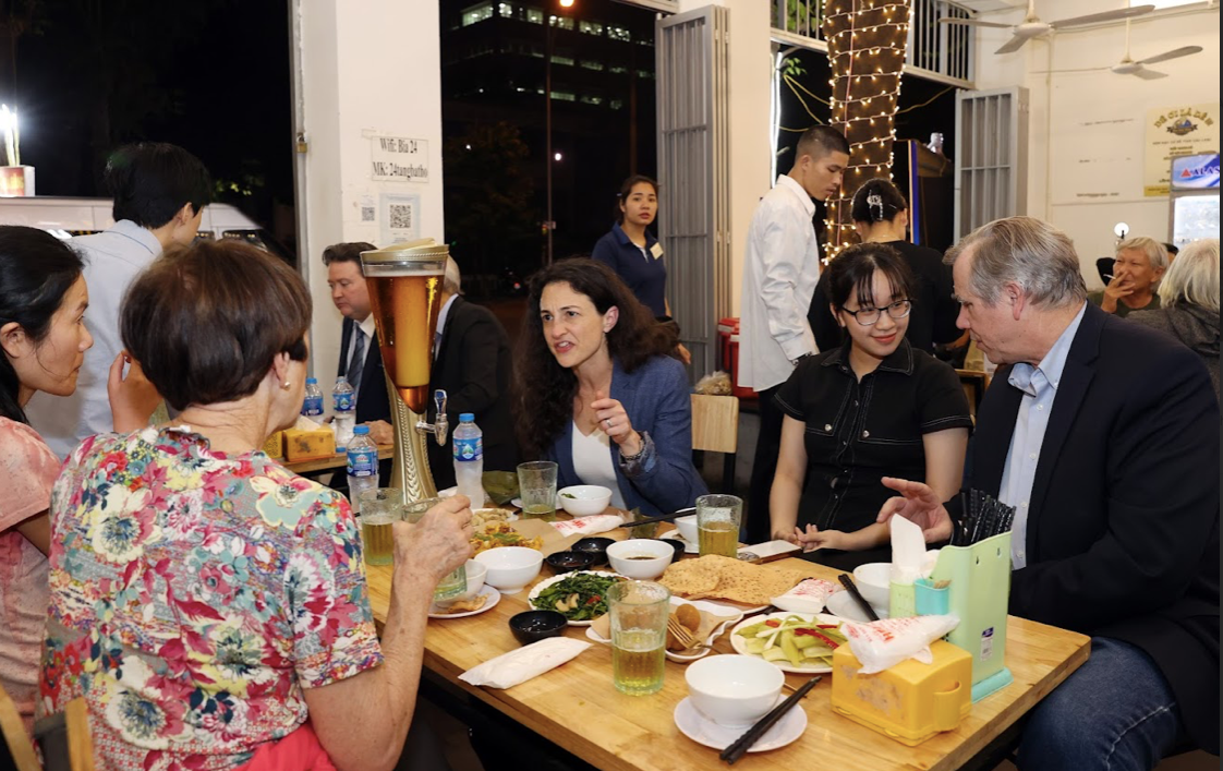 Các nghị sĩ thưởng thức bia hơi Hà Nội. (Ảnh: ĐSQ Mỹ)