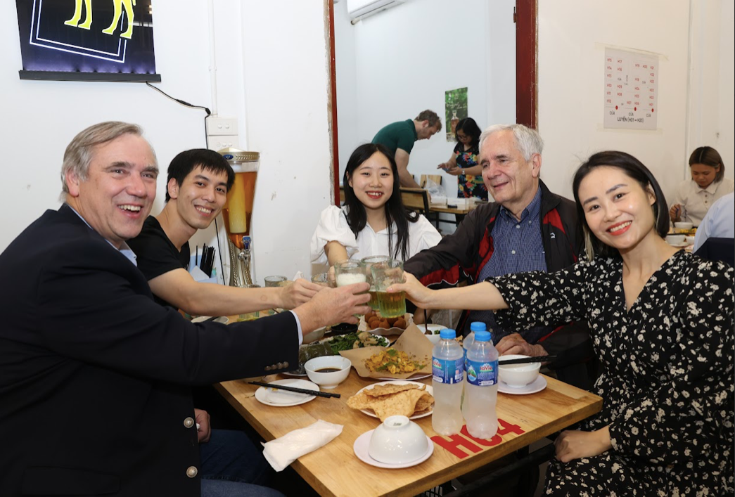 Các nghị sĩ thưởng thức bia hơi Hà Nội. (Ảnh: ĐSQ Mỹ)