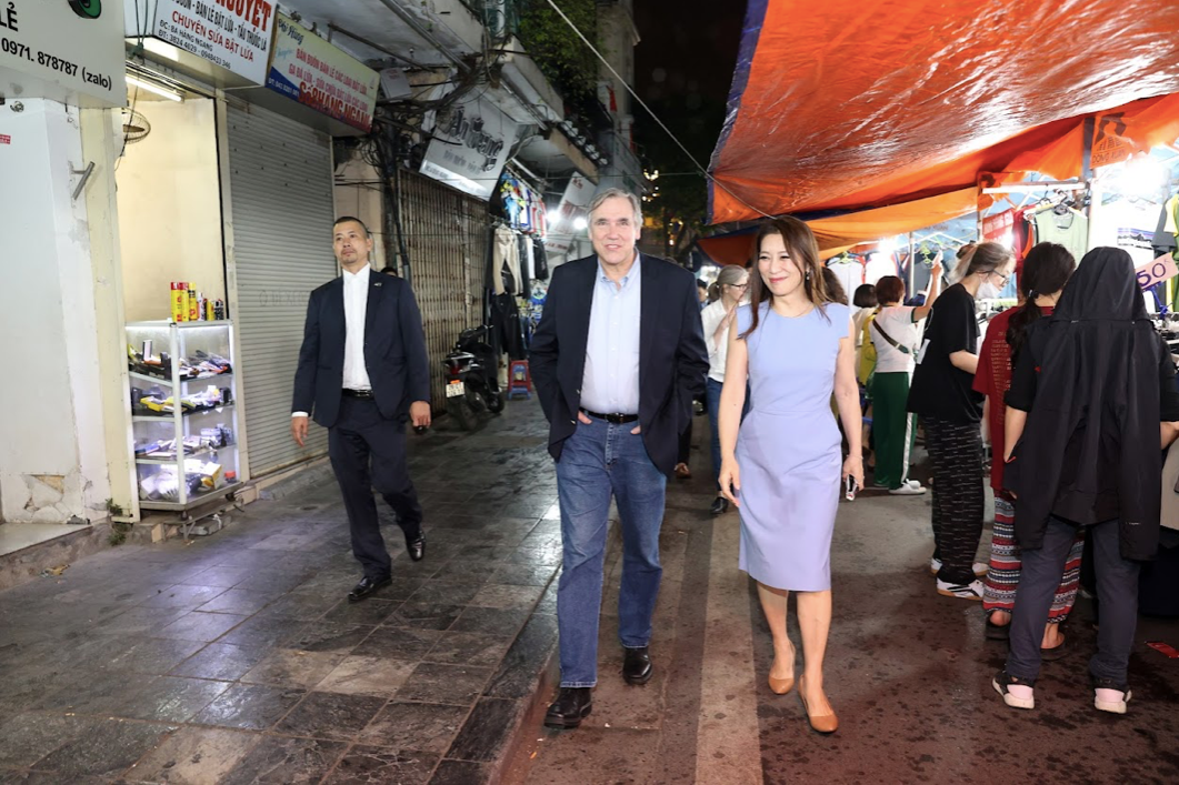 Thượng nghị sĩ Jeff Merkley và Phu nhân Đại sứ Mỹ tại Việt Nam đi dạo ở chợ đêm phố cổ. (Ảnh: ĐSQ Mỹ)
