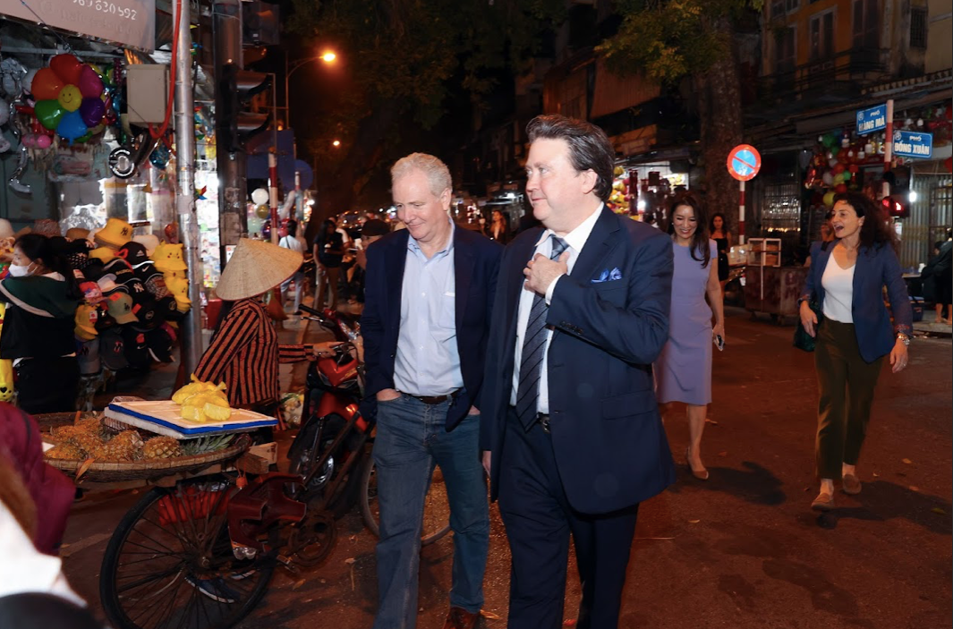 Đại sứ Mỹ Mark Knapper (phải) và Thượng nghị sĩ Chris Van Hollen đi dạo ở phố cổ. (Ảnh: ĐSQ Mỹ)