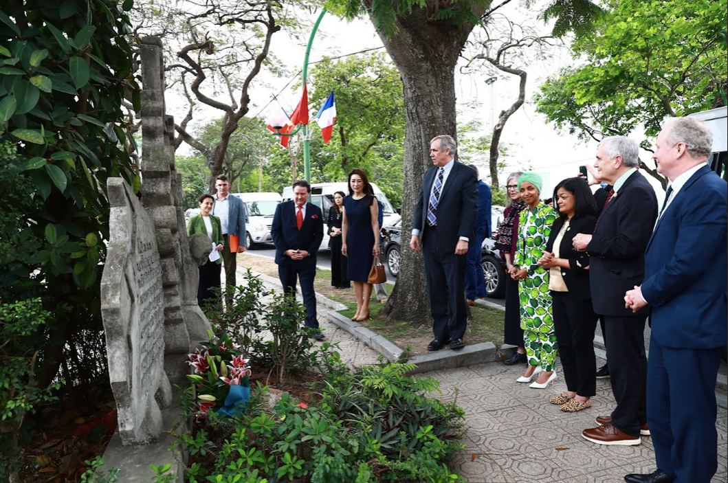 Nhóm nghị sĩ thăm nơi đặt phù điêu tưởng nhớ người đã nỗ lực không mệt mỏi để thúc đẩy quan hệ Việt - Mỹ. (Ảnh: ĐSQ Mỹ)