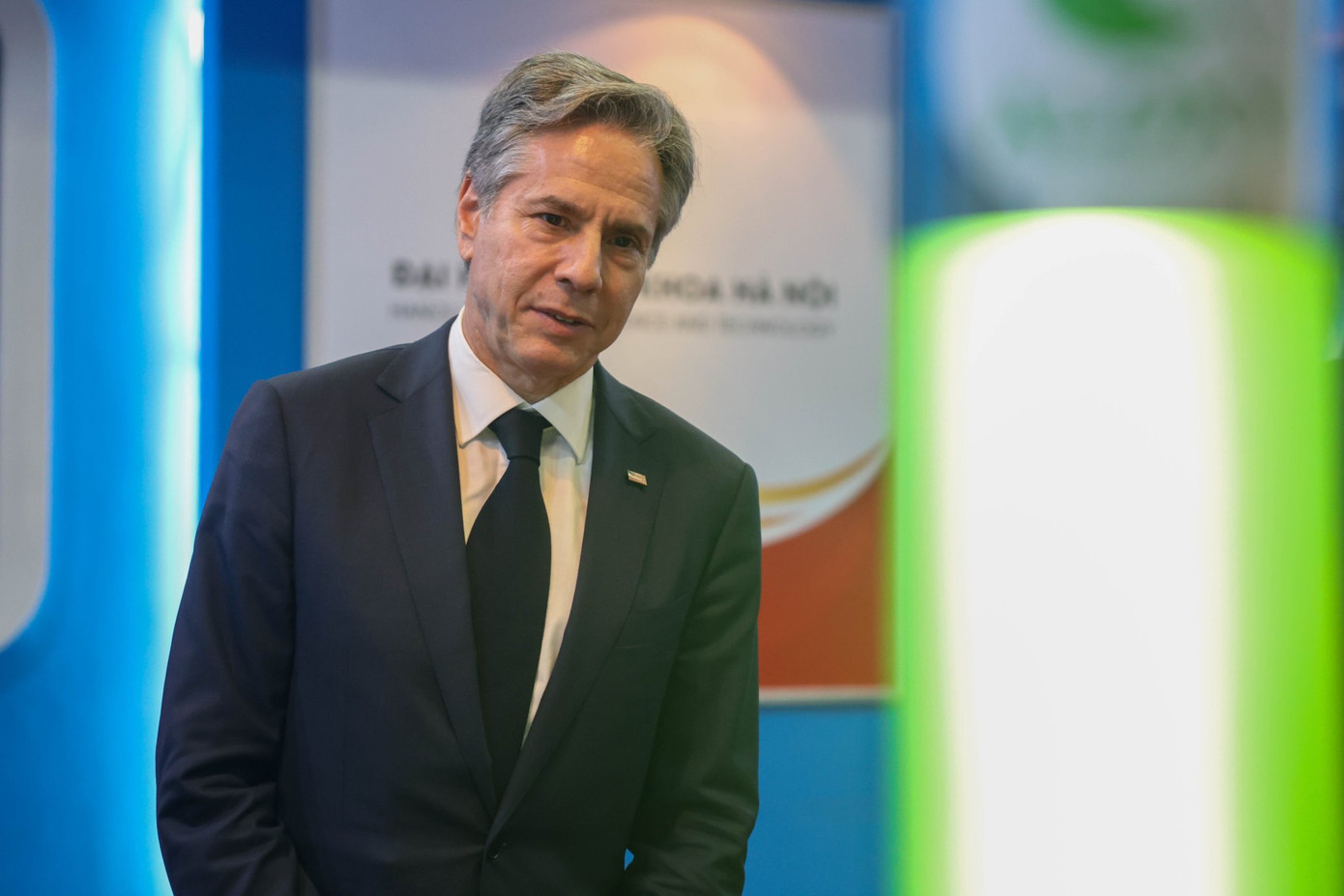 Bộ trưởng Ngoại giao Mỹ Antony Blinken ngắm chiếc đèn tảo lọc không khí Aloxy. (Ảnh: Như Ý) Bộ trưởng Ngoại giao Mỹ Antony Blinken ngắm chiếc đèn tảo lọc không khí Aloxy. (Ảnh: Như Ý)