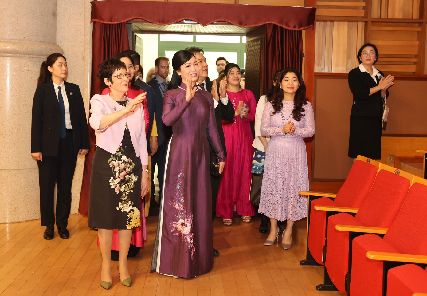 Hai phu nhân tiến vào hội trường dự buổi biểu diễn chào mừng của các nghệ sĩ của Học viện Âm nhạc Quốc gia. (Ảnh: Như Ý) Hai phu nhân tiến vào hội trường dự buổi biểu diễn chào mừng của các nghệ sĩ của Học viện Âm nhạc Quốc gia. (Ảnh: Như Ý)