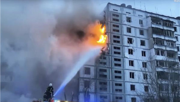 Toà nhà ở thành phố Uman bốc cháy trong đợt tấn công ngày 28/4.