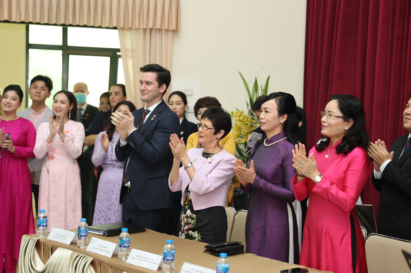 Hai phu nhân trong chuyến thăm Học viện Âm nhạc Quốc gia. (Ảnh: Như Ý) Hai phu nhân trong chuyến thăm Học viện Âm nhạc Quốc gia. (Ảnh: Như Ý)